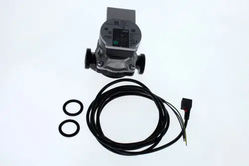 BOSCH Pumpe mit zwei Anschlüssen, einem Kabel und zwei O-Ringen. Das Gerät hat eine kompakte Bauform und ist für den Einsatz in Heizungsanlagen ausgelegt.